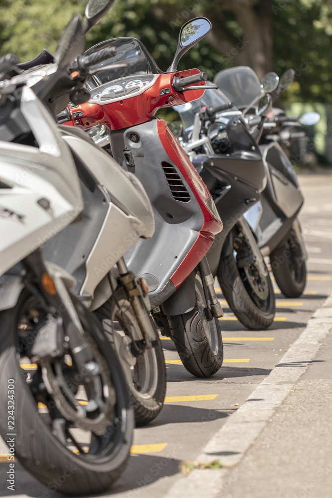 Motorroller stehen in einer reihe