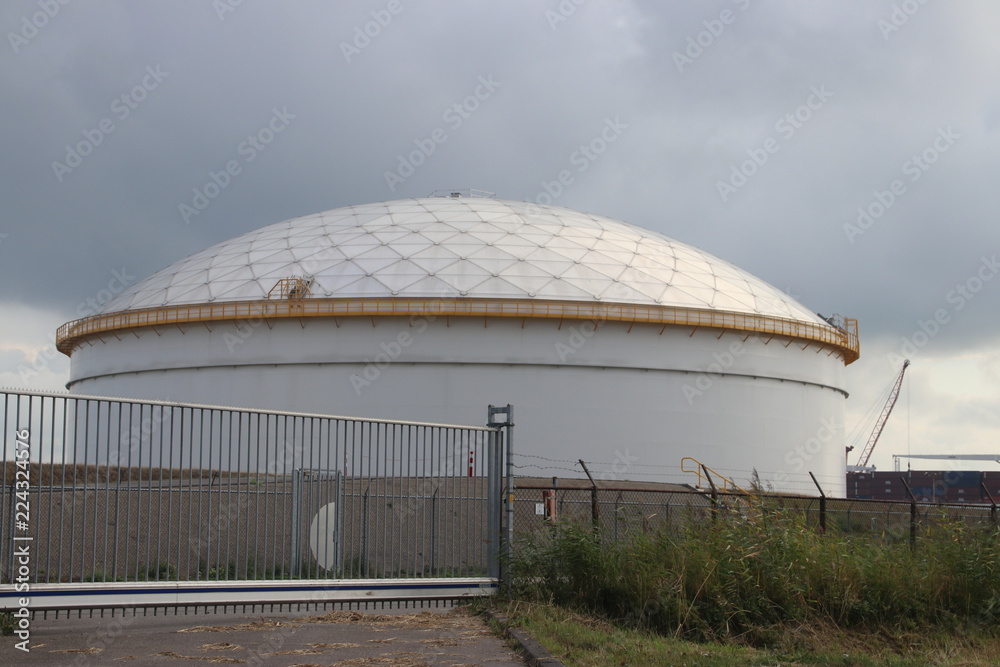 Obraz premium Storage tank at refinery in Rotterdam to store oil of fuel in the Netherlands