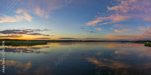 Fototapeta Naklejka Na Ścianę i Meble -  Landschaft im Abendhimmel in den Masuren, Polen