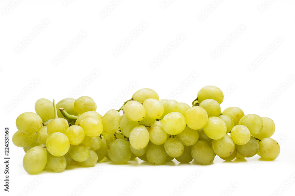 Racimo de uvas blancas sobre fondo blanco aislado. Vista de frente. Copy space