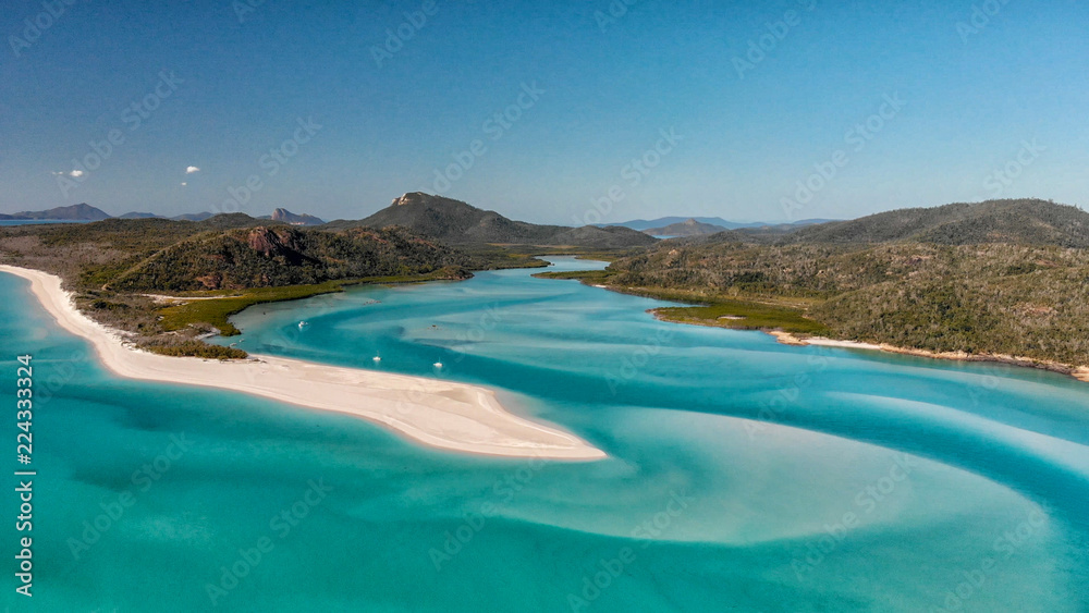 Φωτογραφία Aerial view of Whitehaven Beach from Hill Inlet on a sunny morning, Queensland -