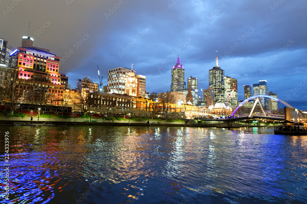Obraz premium Melbourne city river reflections at night