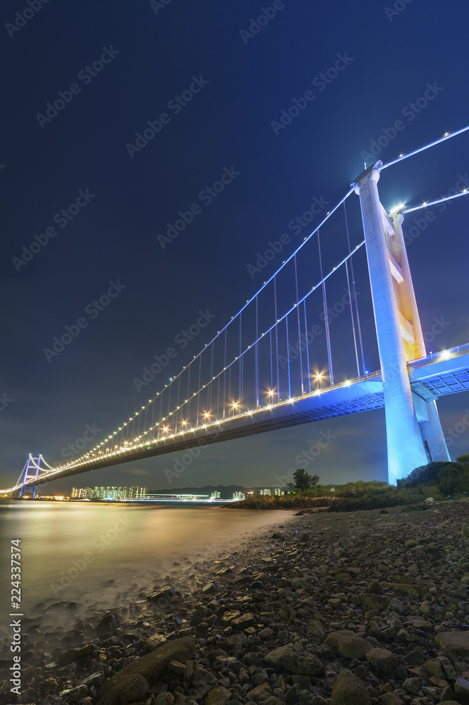 Naklejka premium Tsing Ma bridge in Hiong Kong at night