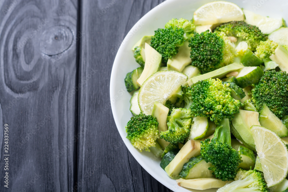 Green salad with avocado