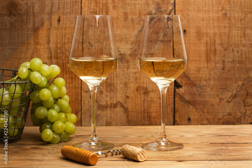 Copas de vino blanco con uvas