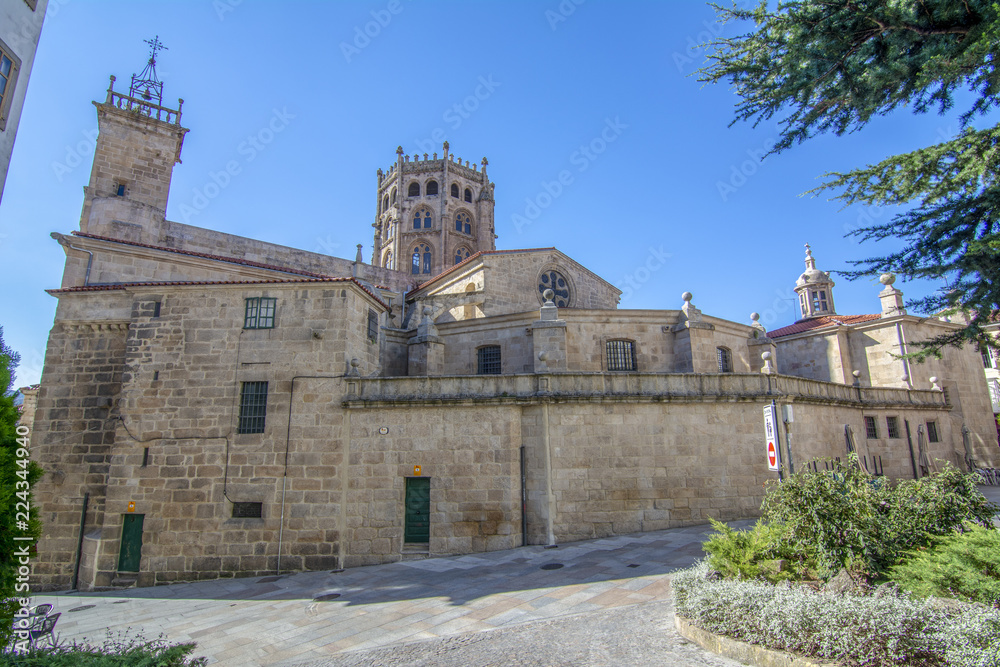 vista exterior de la catedral de  Ourense