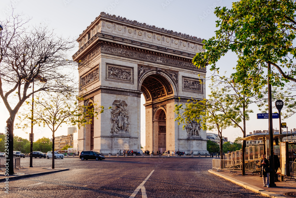 Fototapeta premium Paryż Łuk Triumfalny (Łuk Triumfalny) w Chaps Elysees o zachodzie słońca, Paryż, Francja.
