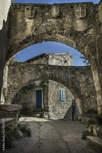 Fototapeta Naklejka Na Ścianę i Meble -  Rue du village de Plomin Croatie