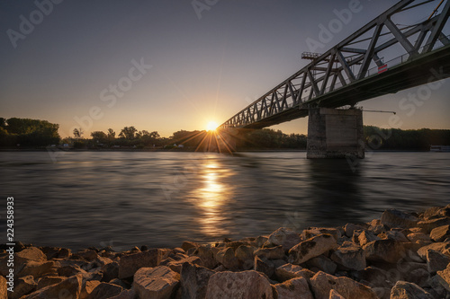 Eisenbahn Brücke am Rhein zum Sonnenaufgang © Dirk