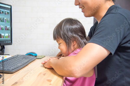 キーボードを触る子供の手