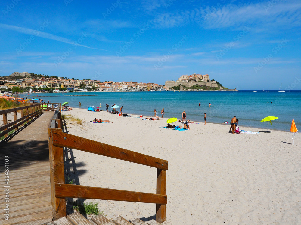 Der herrliche Sandstrand von Calvi auf Korsika