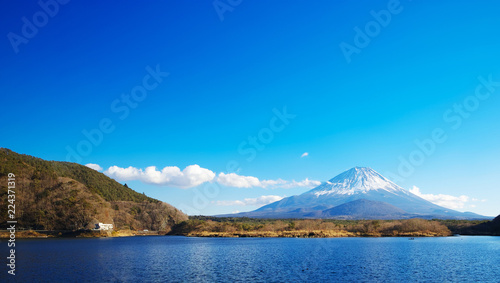 精進湖と富士山 © 健太 菊地