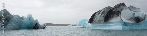 Eisberge zum Greifen nah: mit dem Zodiac in der Gletscherlagune Jökulsárlón - Vatnajökull-Nationalpark, Island photo