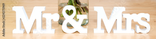 Billede på lærred Buchstaben Mr & Mrs, Hochzeitssymbol