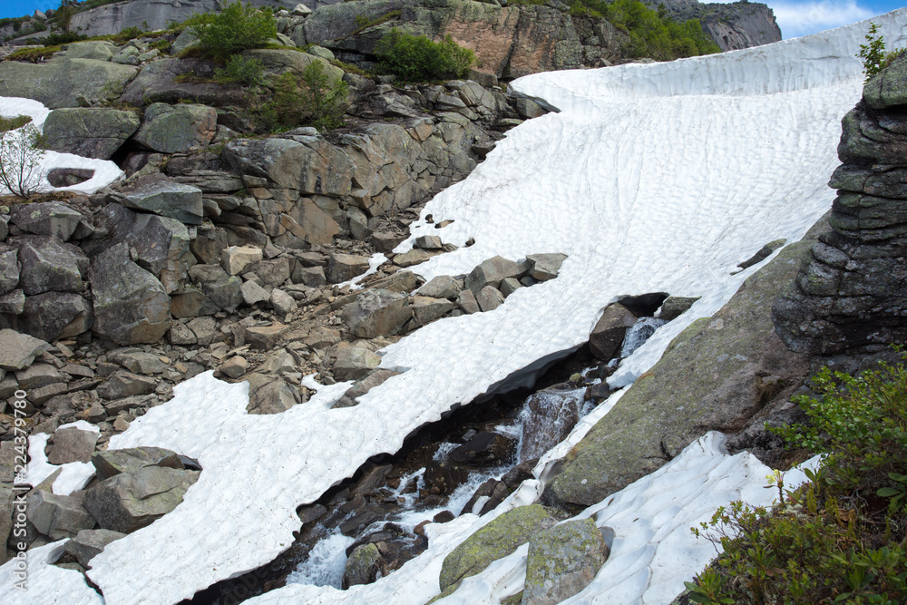 Великолепный горный пейзаж с водопадом. Красивый горный ручей и ...
