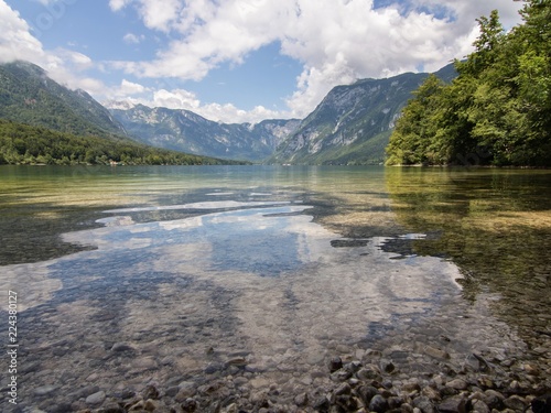 Fototapeta Naklejka Na Ścianę i Meble -  Lac de Bohinj vue en grand angle Slovénie