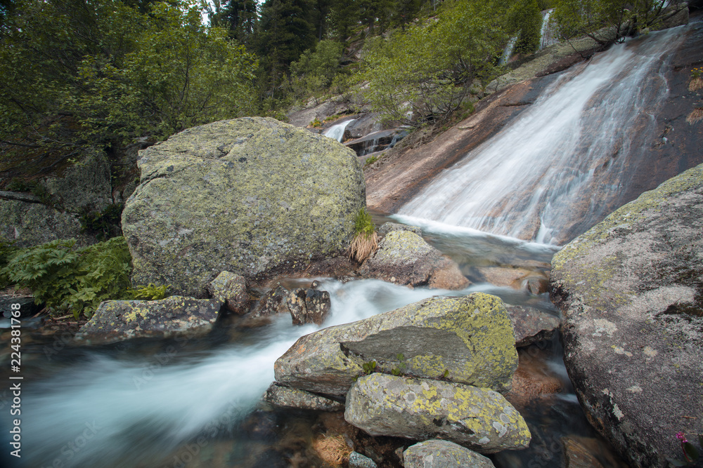 Великолепный горный пейзаж с водопадом. Красивый горный ручей и ...