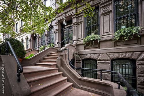 Canvastavla a row of colorful brownstone buildings in an iconic neighborhood  of Manhattan N