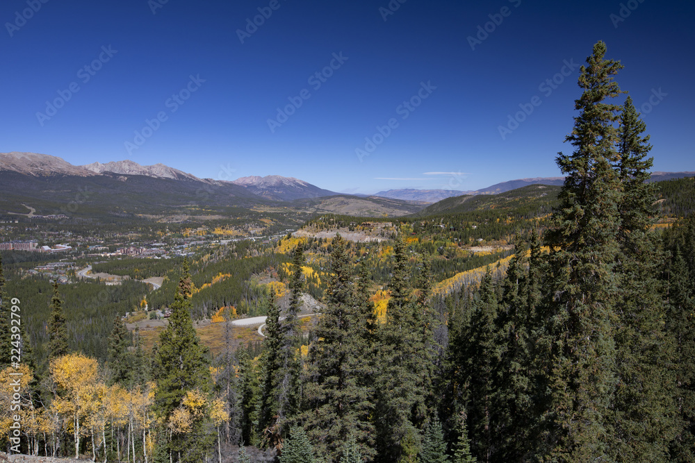 Fototapeta premium Scenic Mountain Town with Aspens