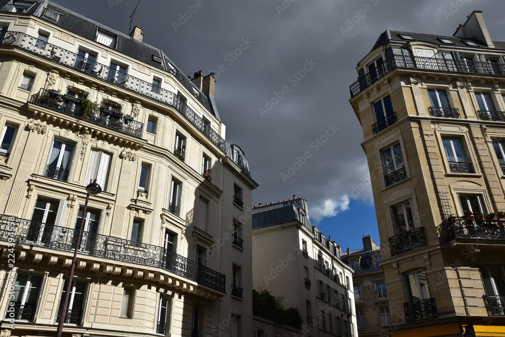 Immeubles parisiens et ciel orageux