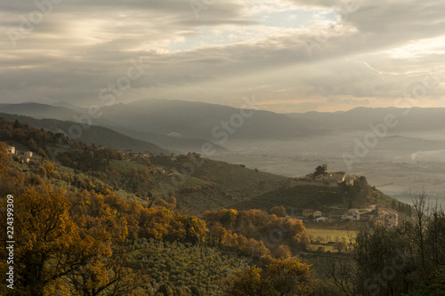 Veduta delle colline che circondano il Castello di Campello Alto in Umbria