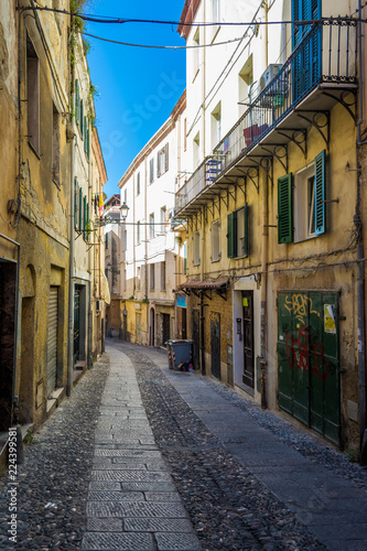 Fototapeta Naklejka Na Ścianę i Meble -  Deserted alley in a italian old city