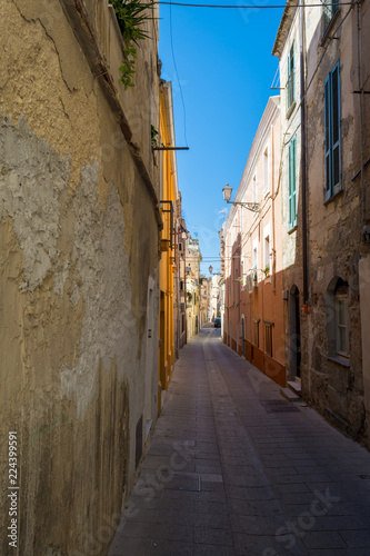 Fototapeta Naklejka Na Ścianę i Meble -  Deserted alley in a italian old city