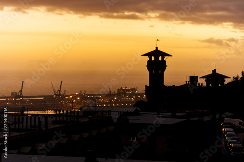 Veduta di un tramonto invernale da Genova Castelletto, sullo sfondo il porto commerciale di Genova