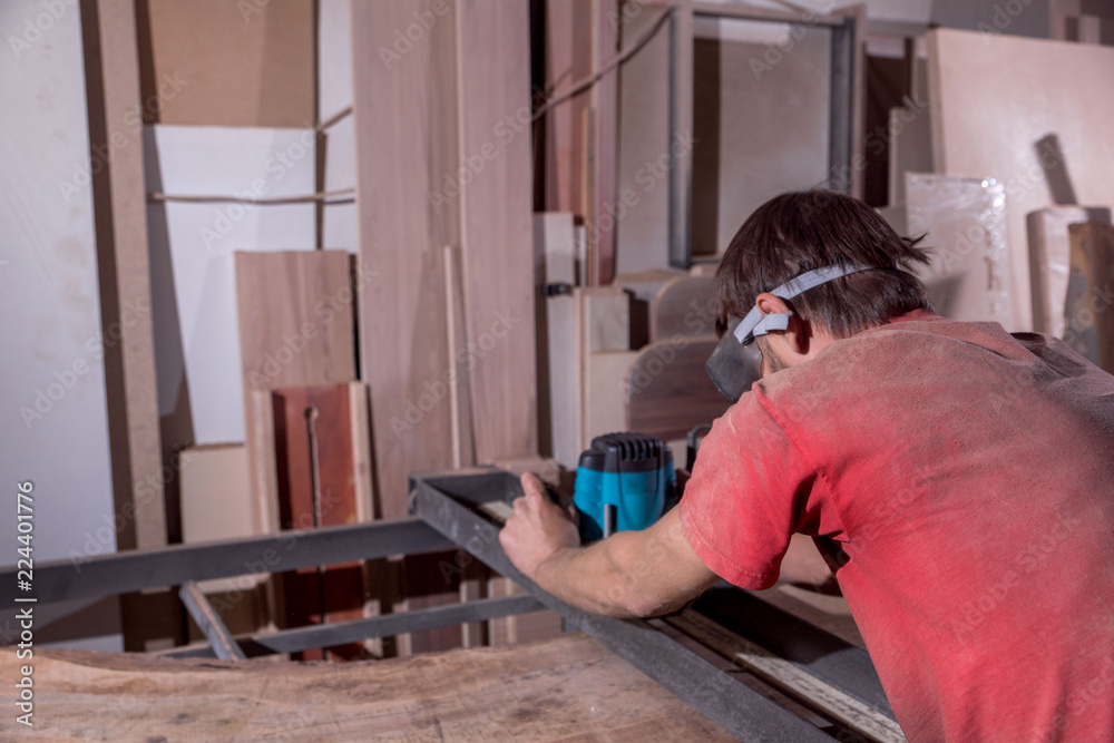 the employee is processing the nutshell. The modern table. bar counter.a carpenter. small workshop. business in the garage.