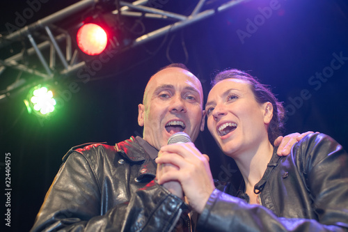 Φωτογραφία singers duet on the stage