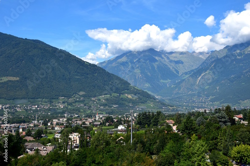 Blick über Meran bis nach Marling und Algund, mit Wolken auf den Berggipfeln photo