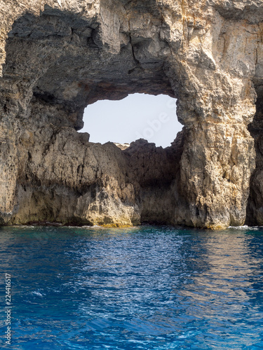 Blaue Lagune mit Loch im Felsen im Sonnenschin, Gozo