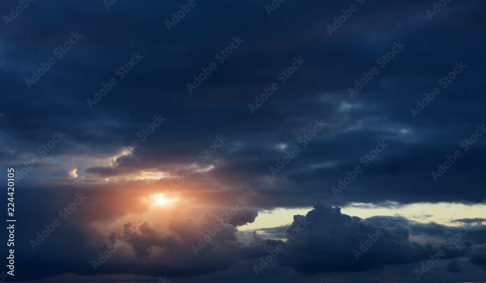 Naklejka premium Dramaric heaven with sun light, beautiful cloudscape view