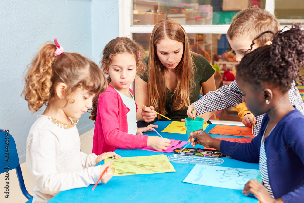 Gruppe Kinder malt mit Wasserfarbe Gruppe Kinder malt mit Wasserfarbe