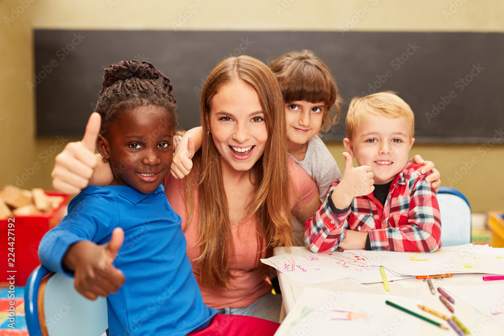 Obraz premium Glückliche Kinder halten die Daumen nach oben