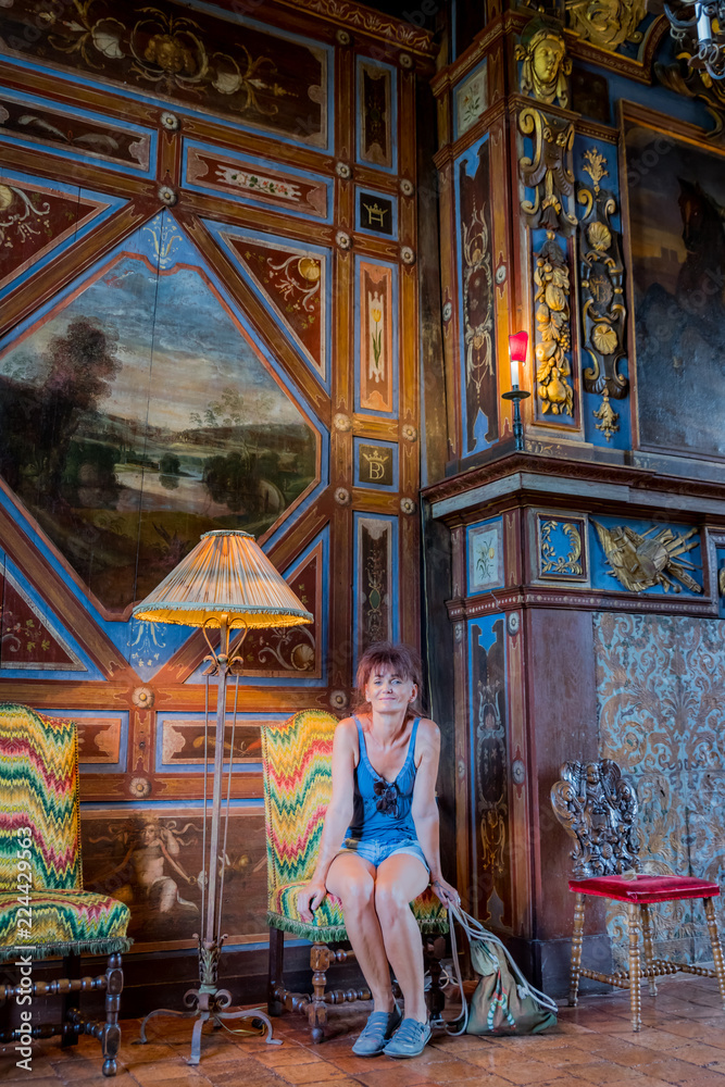 Obraz premium Femme dans le Château de Cormatin en Bourgogne