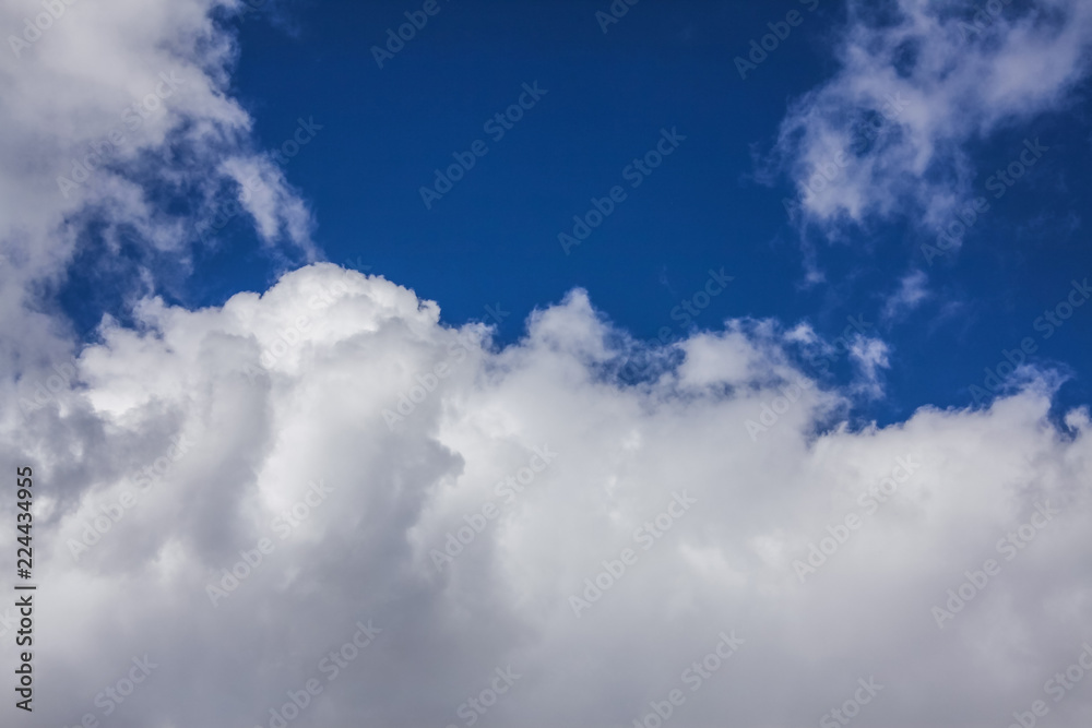 Fototapeta premium deep blue sky with big fluffy white cloud