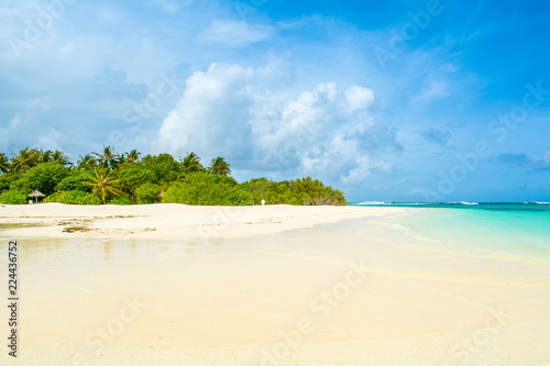 Fototapeta Naklejka Na Ścianę i Meble -  Beautiful sandy beach with sunbeds and umbrellas in Indian ocean, Maldives island