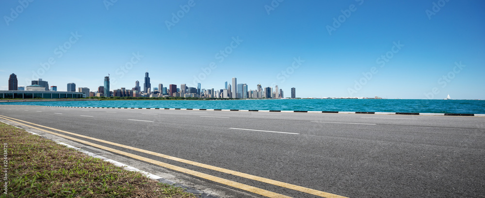 Obraz premium empty highway through modern city