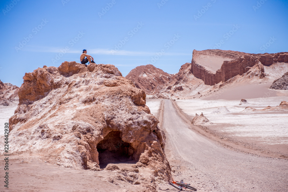 Homme dans le désert d'Atacama au Chili