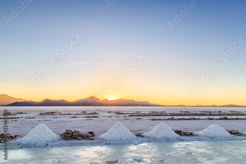 Coucher de soleil et Petits tas de sel alignés dans le désert de sel de Bolivie Uyuni © Loïc Bourgeois