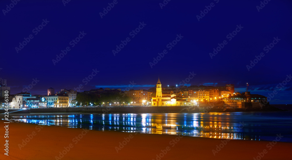 Fototapeta premium Gijon skyline sunset in San Lorenzo beach Asturias