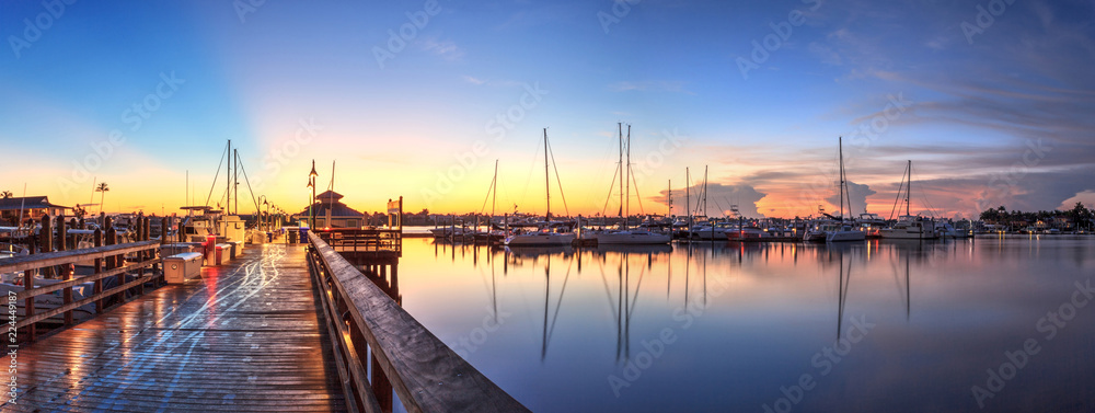Sunrise over Naples City Dock in Naples, Florida. - obrazy, fototapety, plakaty 