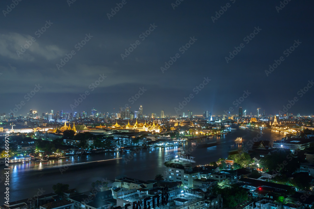 Obraz premium Chao Phraya River, Bangkok at night, overlooking the Grand Palace.