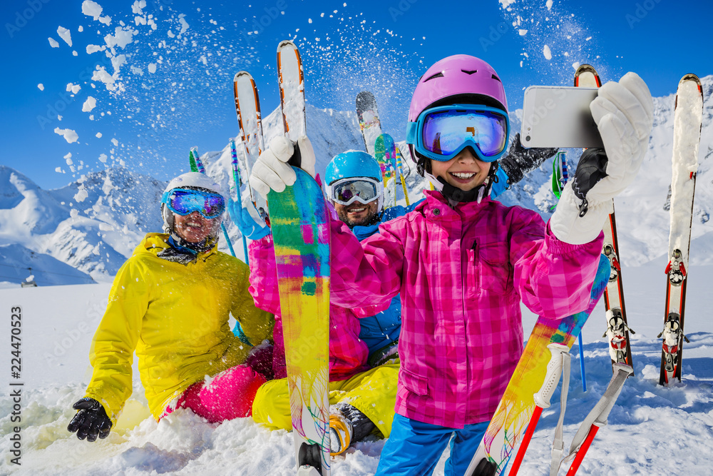 Fototapeta Nastolatek bierze selfie, dziewczyna bierze autoportret z telefonem komórkowym, sport na nartach, zabawy na ferie zimowe.