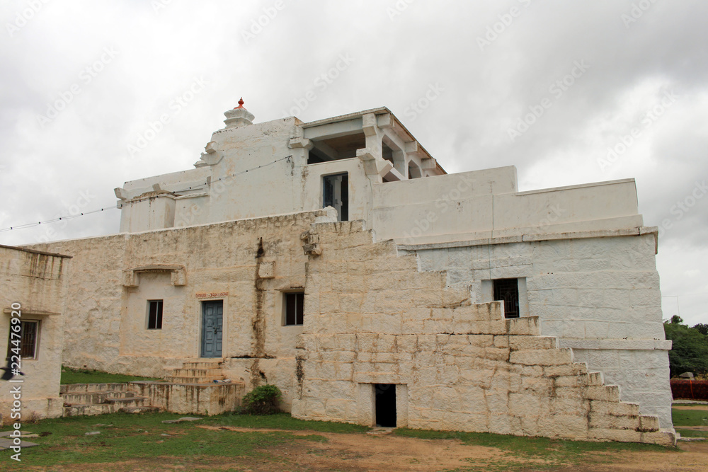 Translation: A white ashram across the main island of Hampi (Anegundi) Translation: A white ashram across the main island of Hampi (Anegundi)