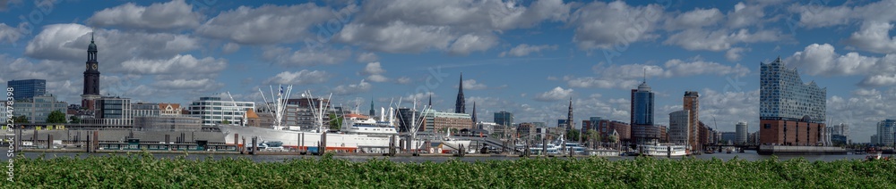 Skyline Hamburg mit Blick auf die Elbphilharmonie