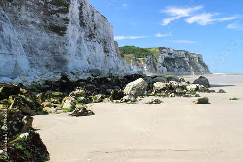 Canvas Print Balade dans les rochers sur les plages normandes, france