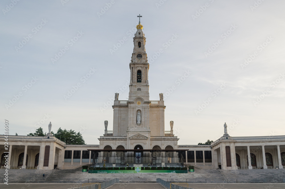 Basílica del Santuário de Fátima, centro de peregrinación en Portugal.