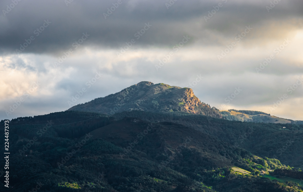Obraz premium Montaña con Nubes